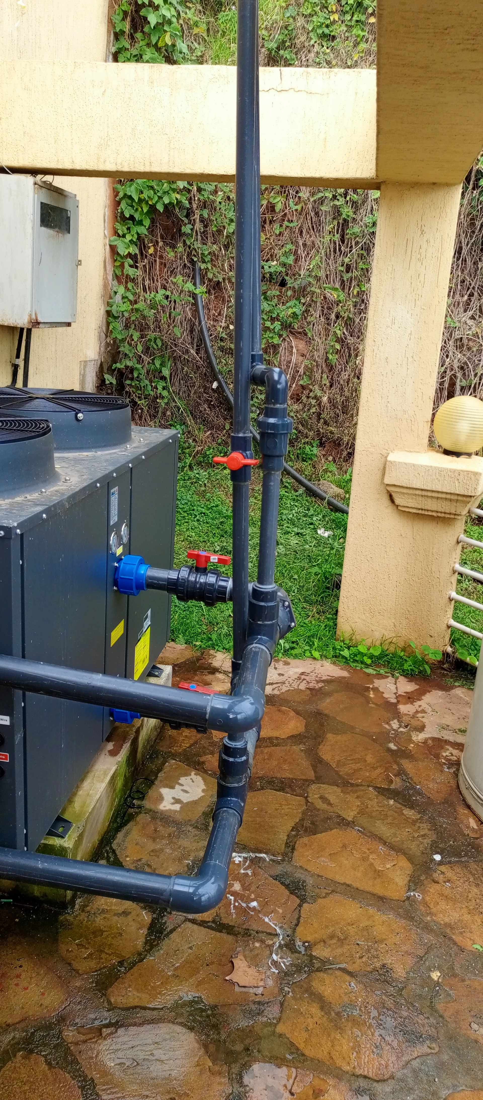 Clean swimming pool heated by a pool heat pump